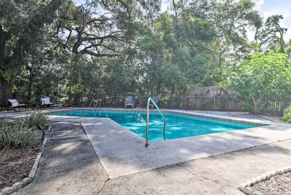 杰克逊维尔Pool home sleeps 6 with large fenced yard的一座树木繁茂的庭院内的游泳池
