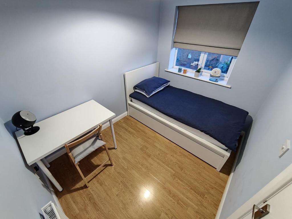 特伦特河畔斯托克Joshua Court Single Room的一间小卧室,配有一张小床和一个窗户