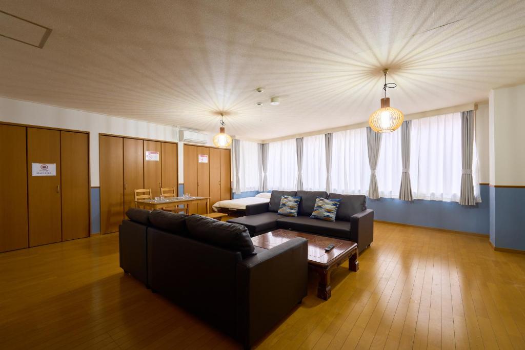 东京羽田雷克斯公寓的客厅配有两张沙发和一张沙发