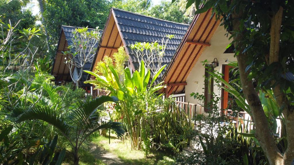 珀尼达岛Jingga Bungalow Penida的花园中的房子