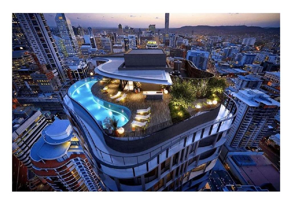 布里斯班Lux 37th floor 2br 2bath, Infinity pool, Gym, Wifi的一座建筑的顶部设有一个游泳池