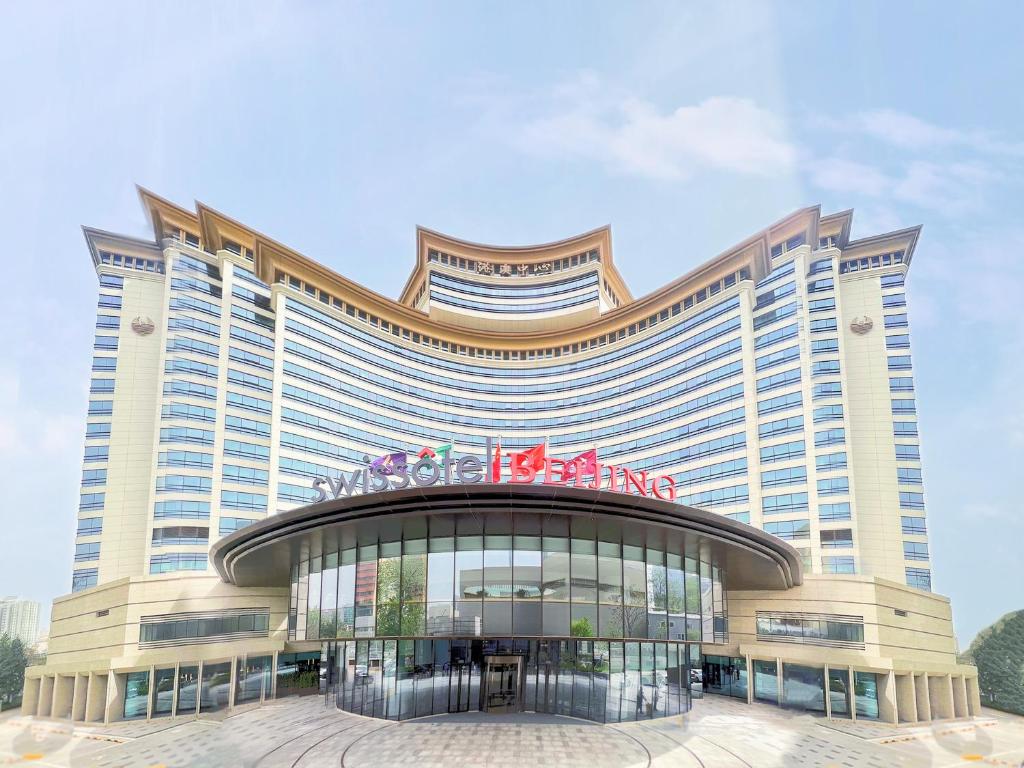 北京北京港澳中心瑞士酒店的一座大建筑,上面有标志
