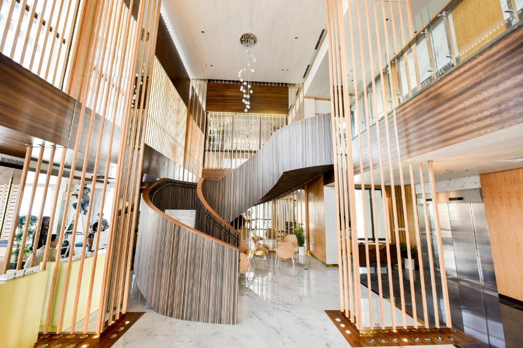 巴淡岛中心Lovina 31-ABAC at One Residence的大厅,大楼内有一个螺旋楼梯