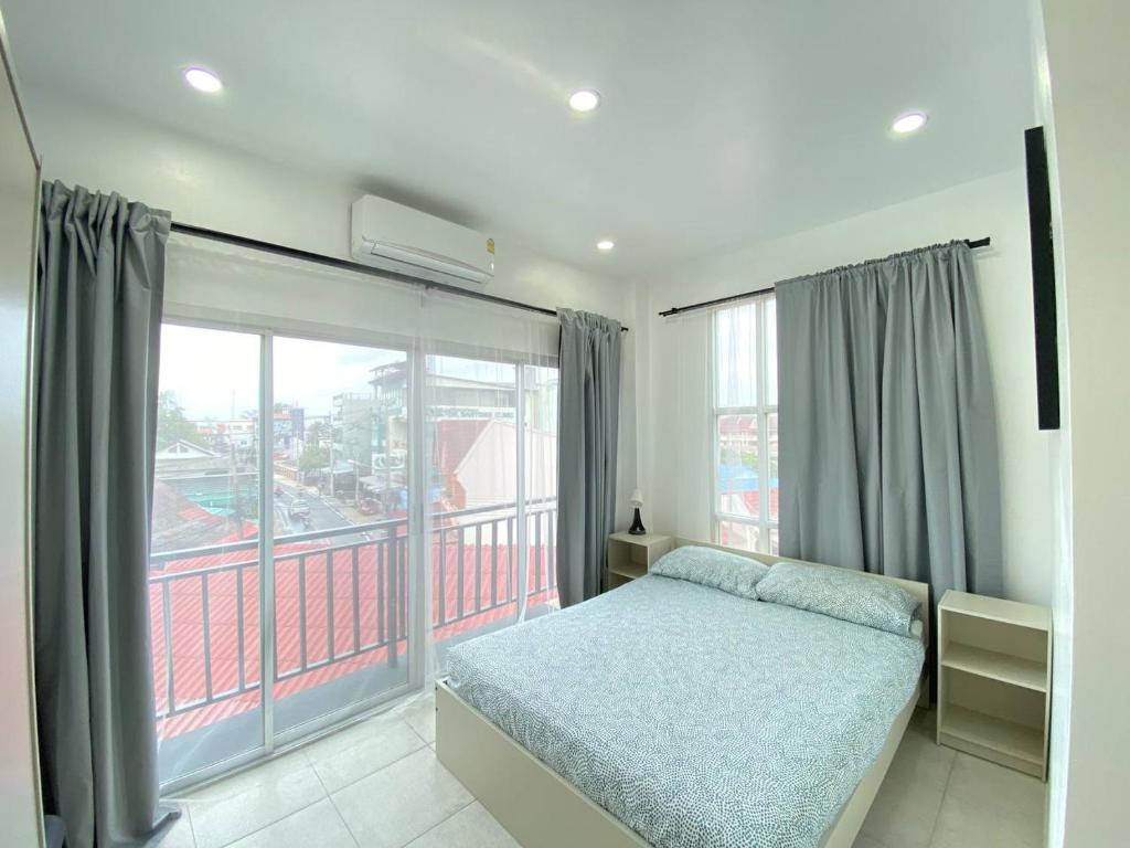 卡塔海滩Shaka Guest House的一间卧室设有一张床和一个大窗户