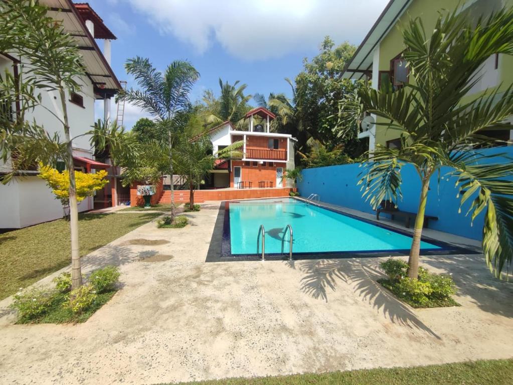 阿努拉德普勒SISILA BREAK THISSAWEWA的度假村内带游泳池的别墅