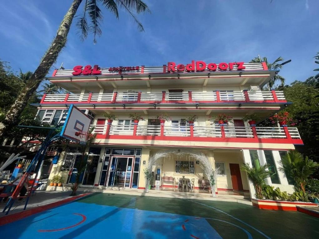 黎牙实比RedDoorz S&L Apartelle Daraga Albay的前面有一个游泳池的酒店