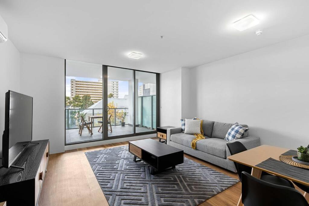 墨尔本Perfect Urban Retreat!的客厅配有沙发和桌子