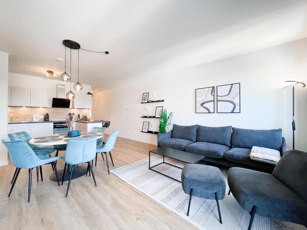 奥格斯堡E&K living - 6 pers - design apartment - fair - congress - parking的客厅配有沙发和桌椅