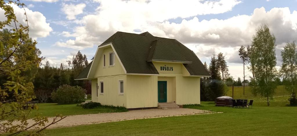 TuraidaViesu nams Bušelis的一间黑色屋顶的白色小房子