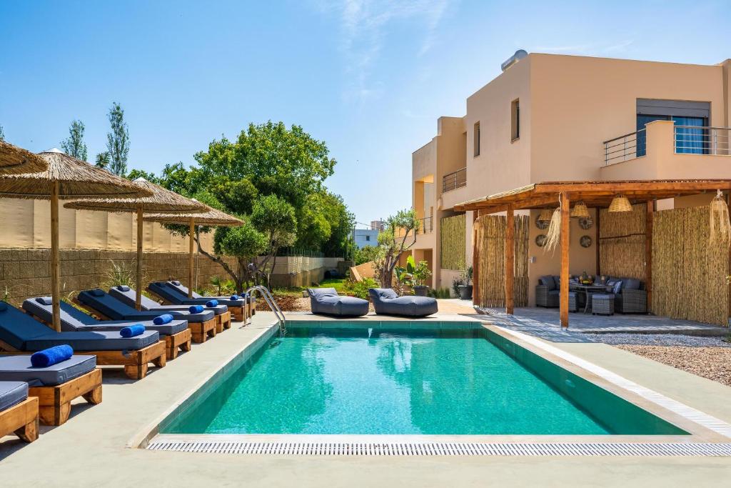 科斯基努Villa Anolia with Private Pool的一个带躺椅的游泳池以及一座房子