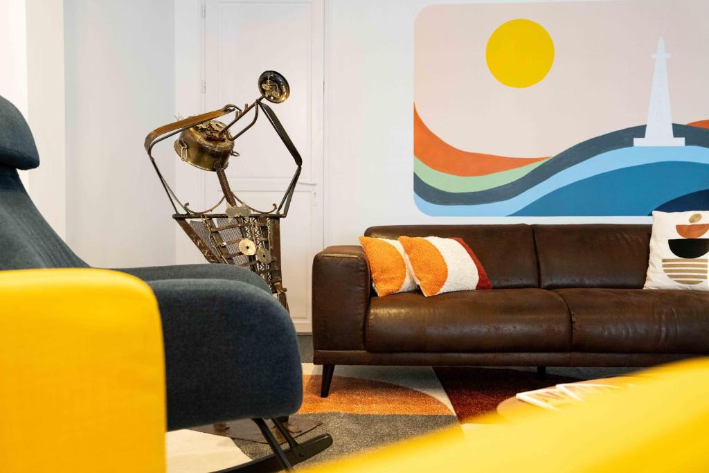 比亚里茨Urban Style Biarritz Le Relais的客厅配有棕色沙发和灯具