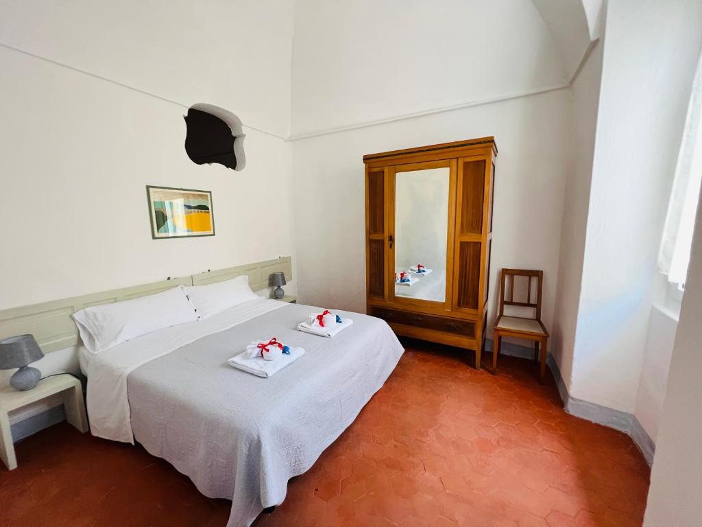 圣托·斯特凡诺·阿尔马尔Casa Giulia的一间卧室配有一张床,上面有两条毛巾