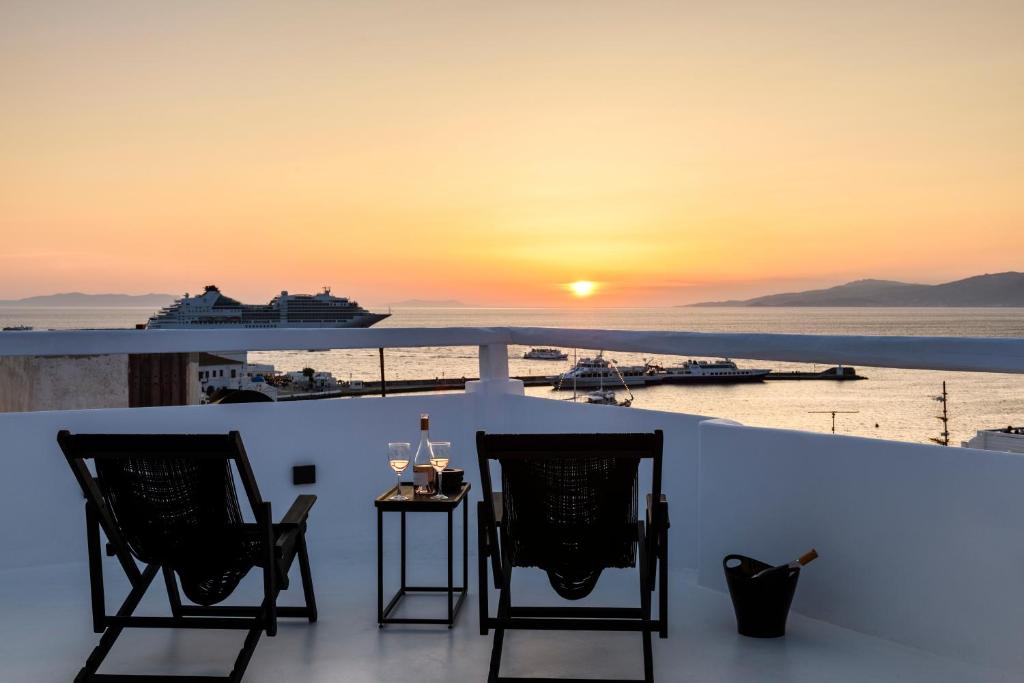 米克诺斯城She Mykonos - The Residency的享有日落游船美景的阳台