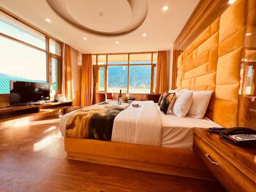 马拉里Hill River Resort - Central Heated & Air cooled的一间卧室配有一张大床和电视