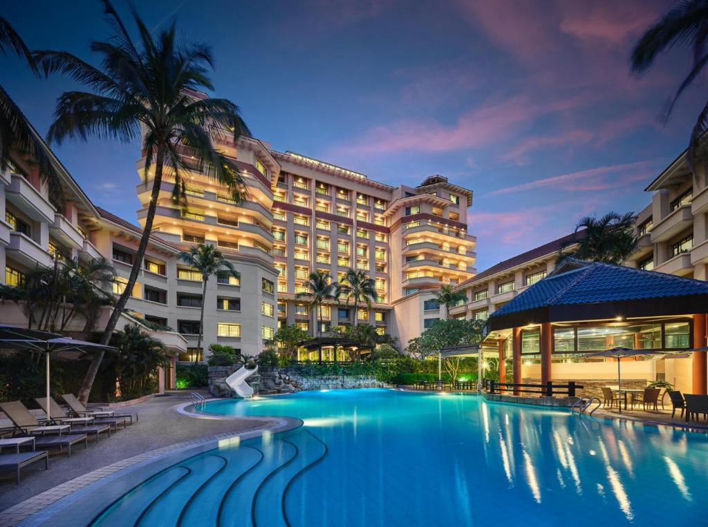 新加坡Paradox Singapore Merchant Court at Clarke Quay的大楼前设有游泳池的酒店