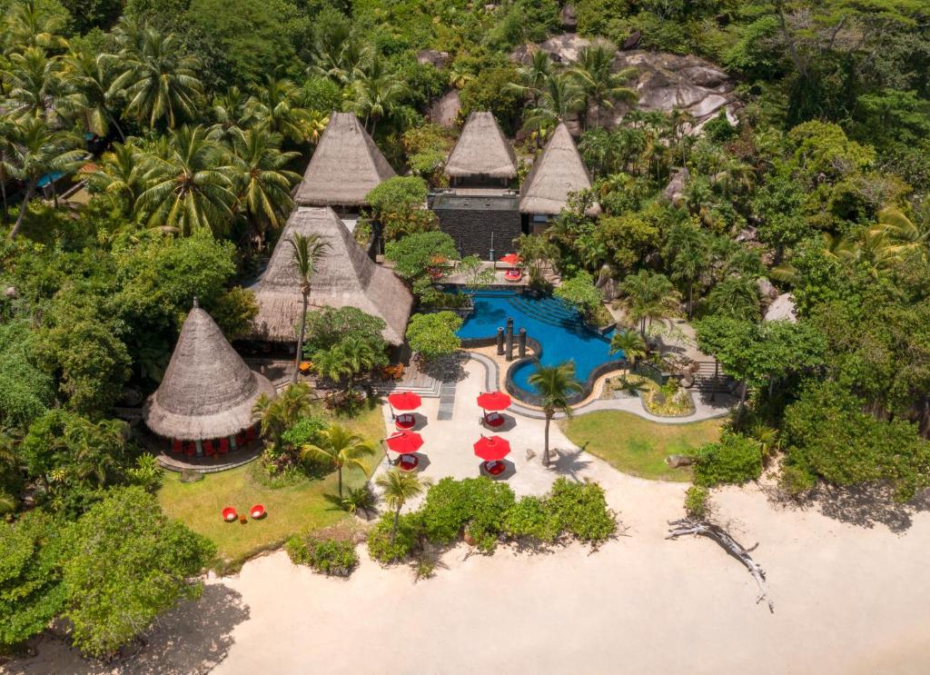 马埃岛Anantara Maia Seychelles Villas的享有带游泳池的度假村的空中景致