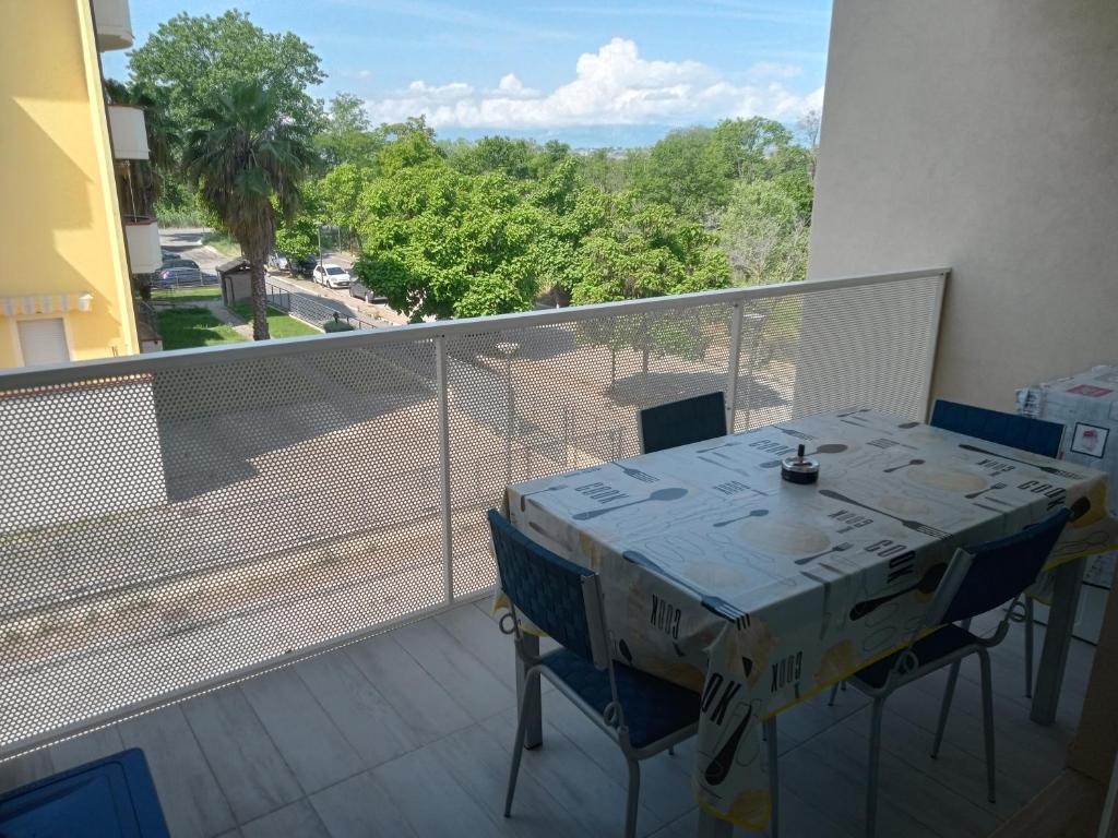 圣焦万尼泰亚蒂诺Dolce Casa的美景阳台配有桌椅