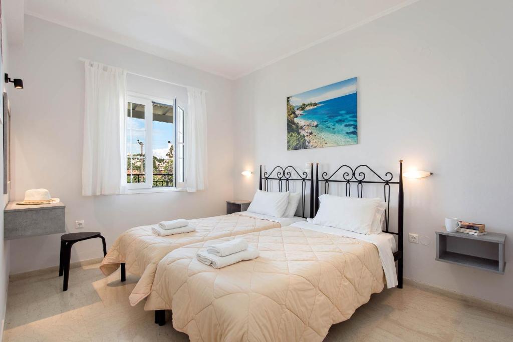 卡西奥皮Balaris Apartments的一间卧室设有一张大床和两个窗户。