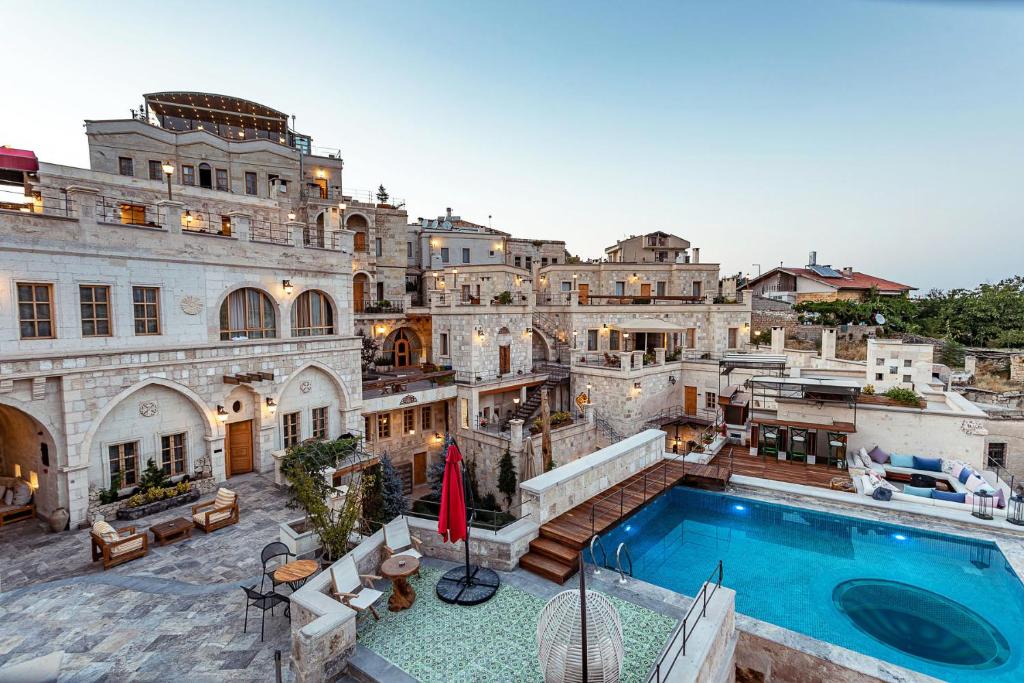 奥塔希萨尔艾科拉卡帕多西亚酒店的享有大厦空中美景,设有游泳池