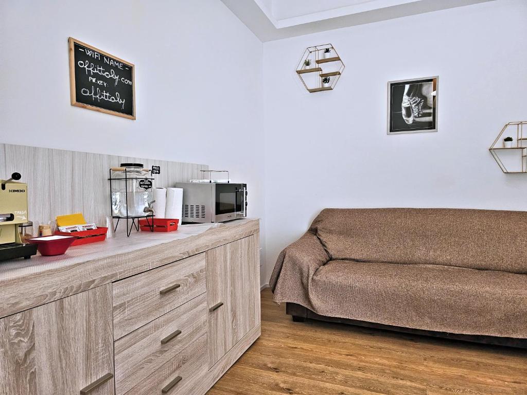 卡斯泰纳索La Ca' Bianca Affittaly Apartments的一间卧室配有一张床和一个带微波炉的柜台