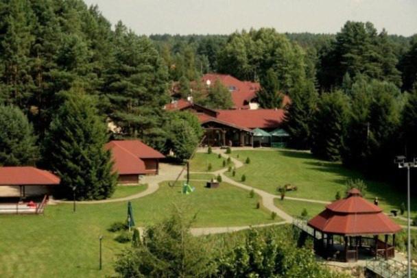 ZabłudówBobrowy Resort的享有公园的空中景观,公园内有建筑和树木