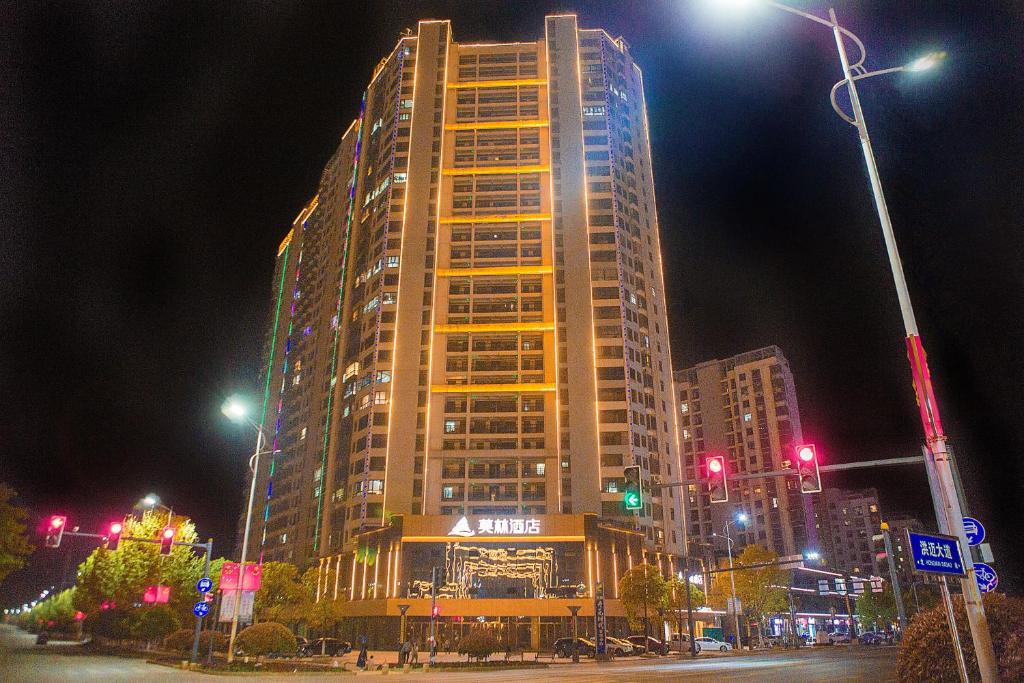 鄱阳莫林酒店鄱阳体育中心店的城市的一座高楼