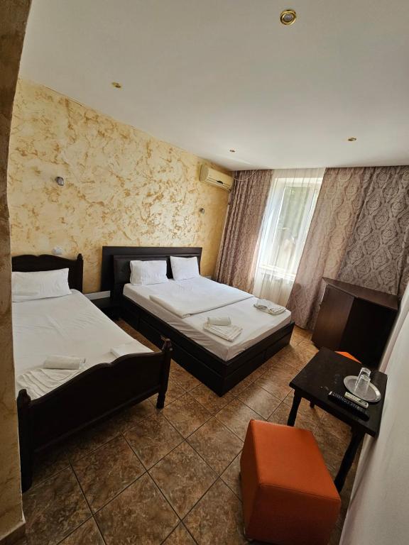 南埃福列杰约尔酒店的酒店客房设有两张床和一张桌子。
