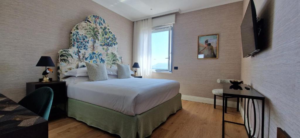 墨西拿Jolly Charme Suite的一间卧室设有一张大床和一个窗户。
