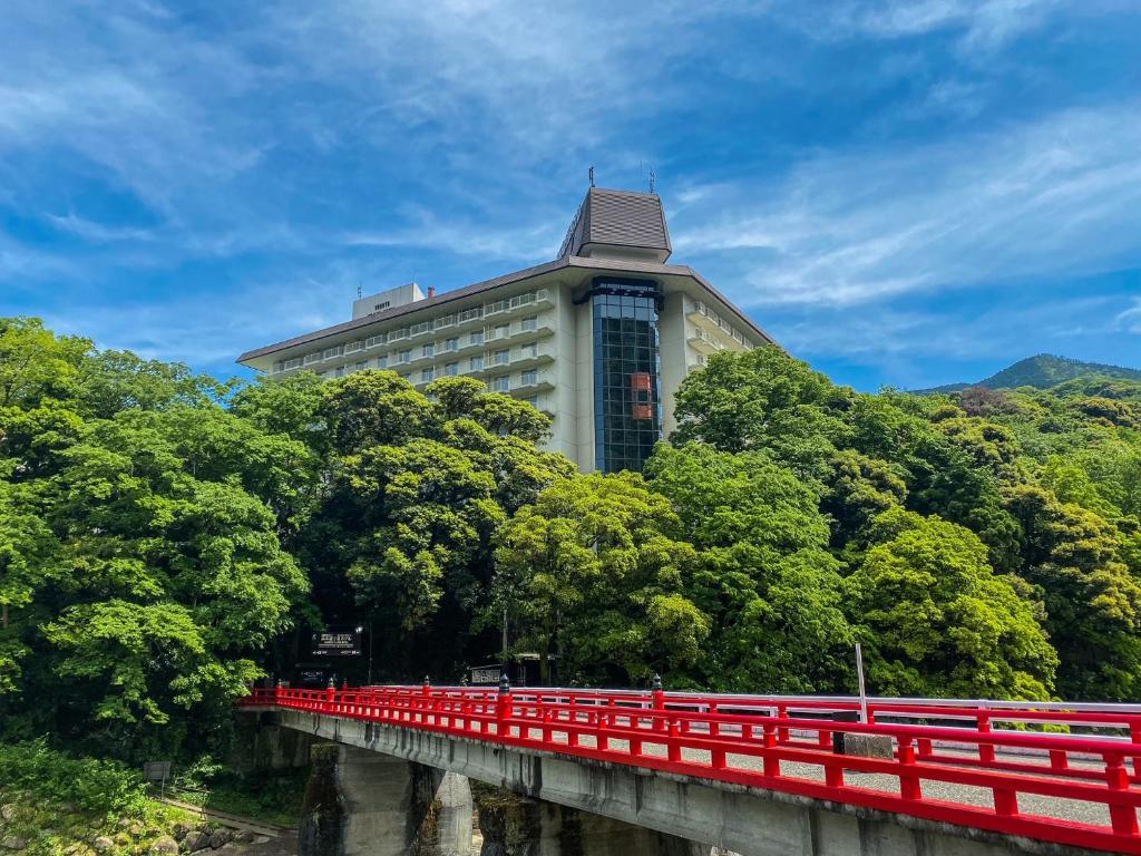 箱根汤本富士屋酒店的一座在河上方有红桥的建筑