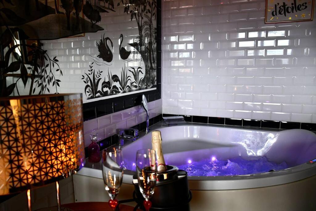 佩皮尼昂Appartement romantique avec jacuzzi et terrasse的客房内的蓝色泡泡浴缸