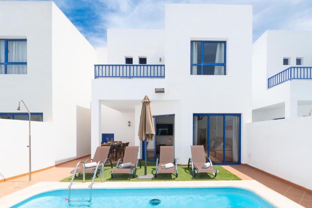 普拉亚布兰卡Luxury 3-bedroom villa with private pool in Marina Rubicon, Playa Blanca, Lanzarote的一座带游泳池和房子的别墅