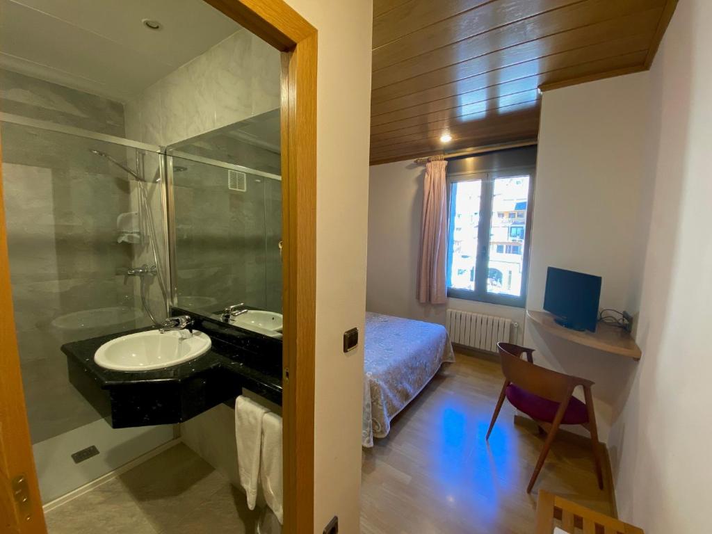 里贝斯的弗里瑟圣安东尼酒店的一间带水槽、床和镜子的浴室