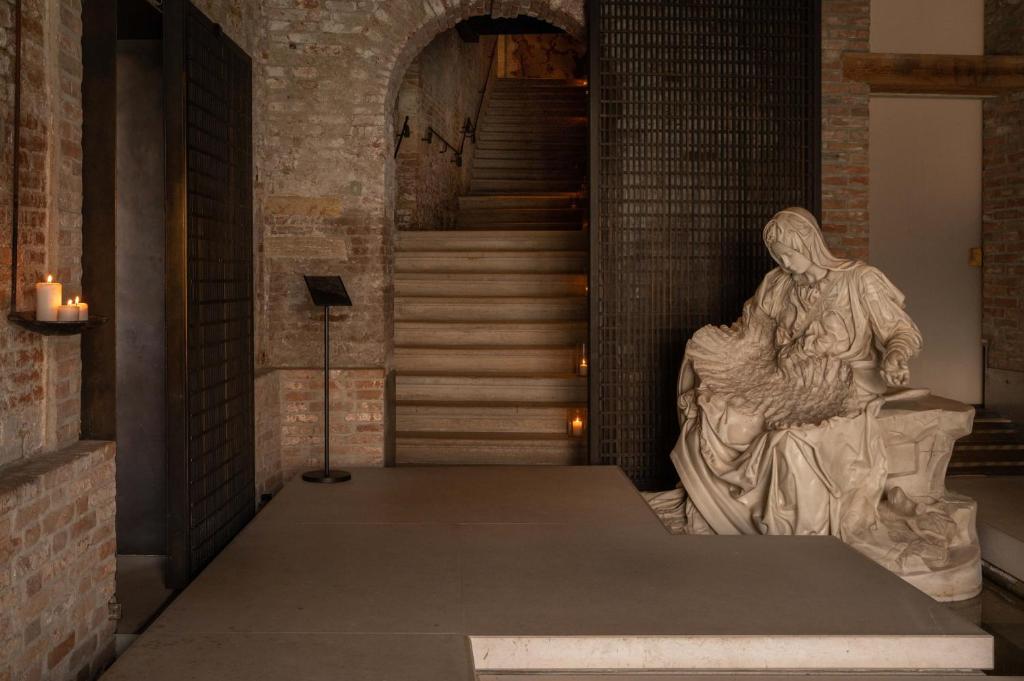 威尼斯The Venice Venice Hotel的坐在楼梯间的妇女的雕像