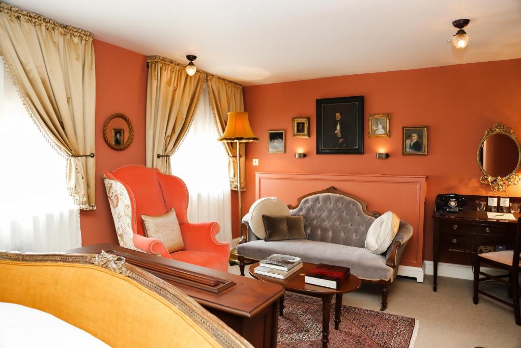 伦敦Henrys Townhouse Marylebone的客厅配有沙发和椅子