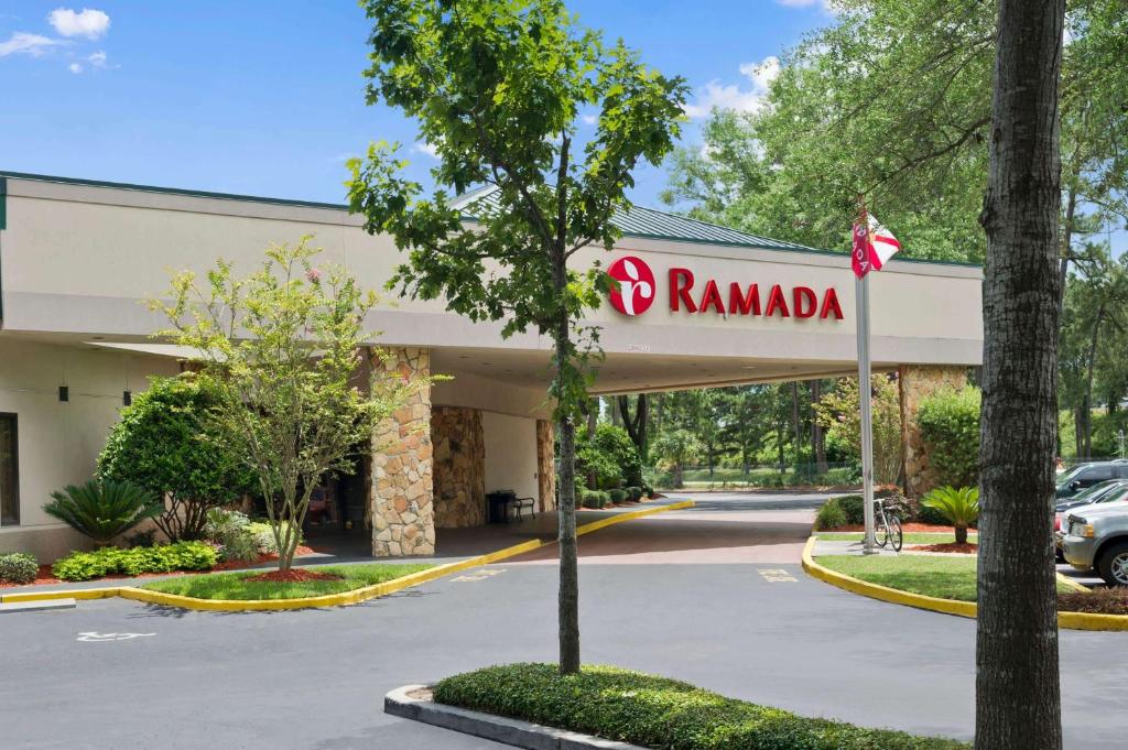 杰克逊维尔Ramada by Wyndham Jacksonville Hotel & Conference Center的 ⁇ 染一个拉姆达医院大楼