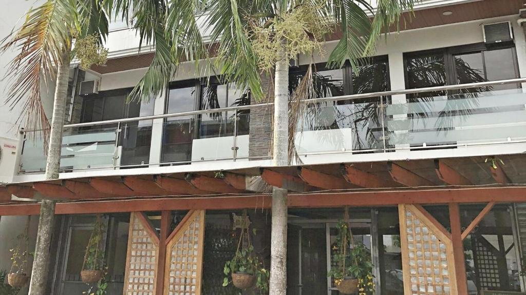 那牙Blue的公寓大楼设有阳台,并种植了棕榈树。