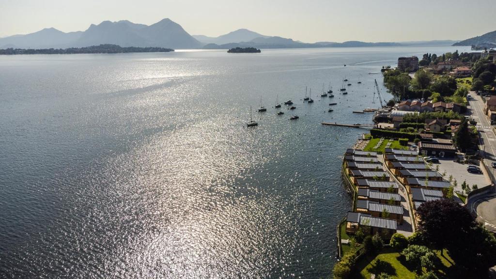 巴韦诺Lago Maggiore Bay的享有大片水域的空中景色,设有船只