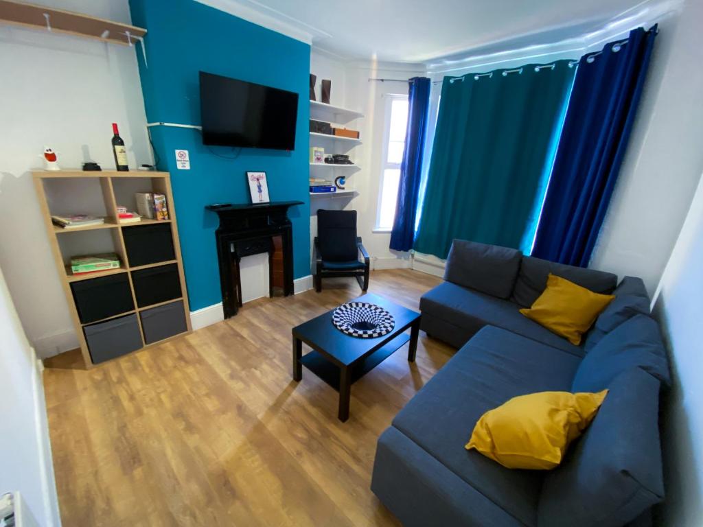 伦敦4 BEDROOM HOUSE PARKING & GARDEN NEAR CENTRAL LONDOn的客厅配有沙发和桌子