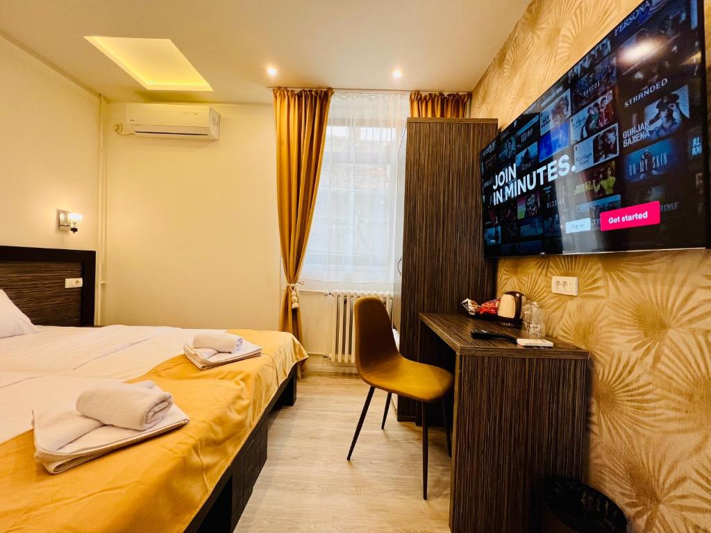 贝尔格莱德加尔尼赛德汶设计酒店的配有一张床和一台平面电视的酒店客房