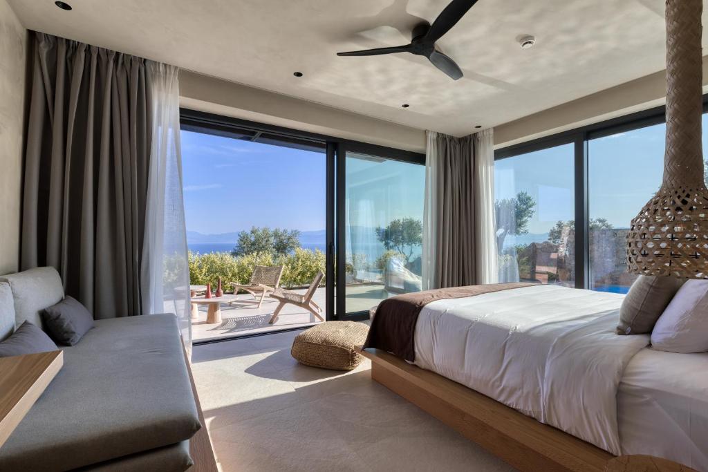 泽尔韦尼翁​Le Grand Bleu Resort的一间卧室设有一张床和一个大窗户