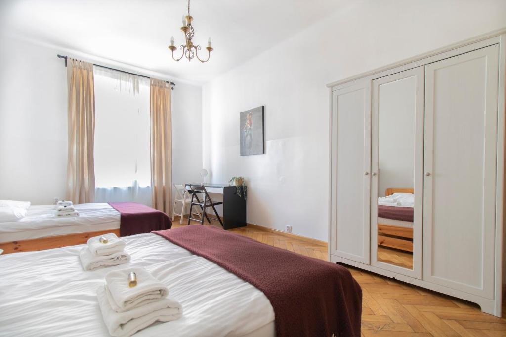 克拉科夫Spacious Apartments Zyblikiewicza Street的一间白色卧室,配有两张床和窗户