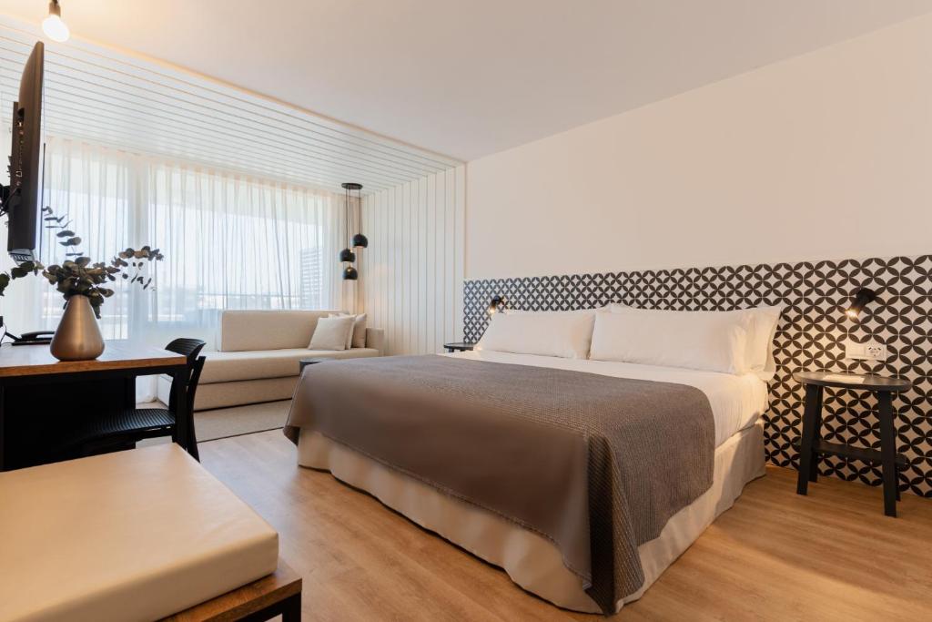 萨洛白玉兰酒店 - 仅限成人的一间卧室配有一张大床和一张沙发