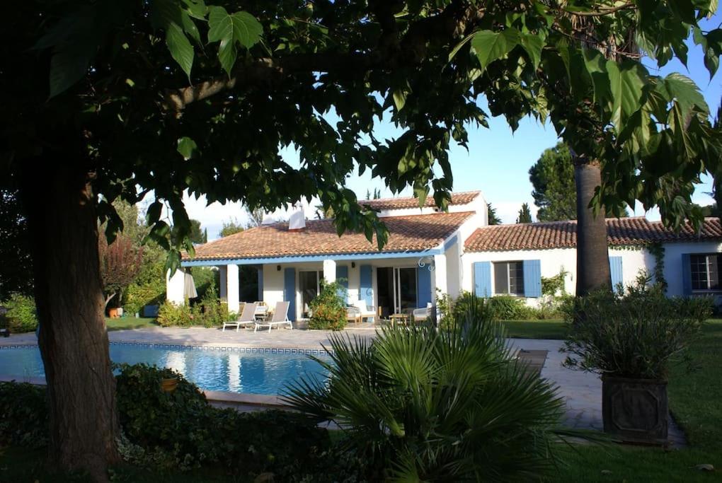 勒博塞Villa Les Folies - magnifique jardin avec piscine的庭院中带游泳池的房子