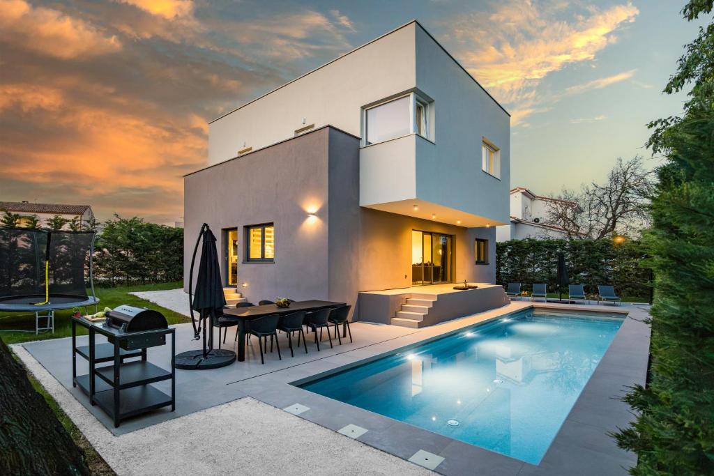 普拉Villa Aida - 4 bedroom luxury villa with large private pool 4K projector and Jacuzzi的别墅前设有游泳池