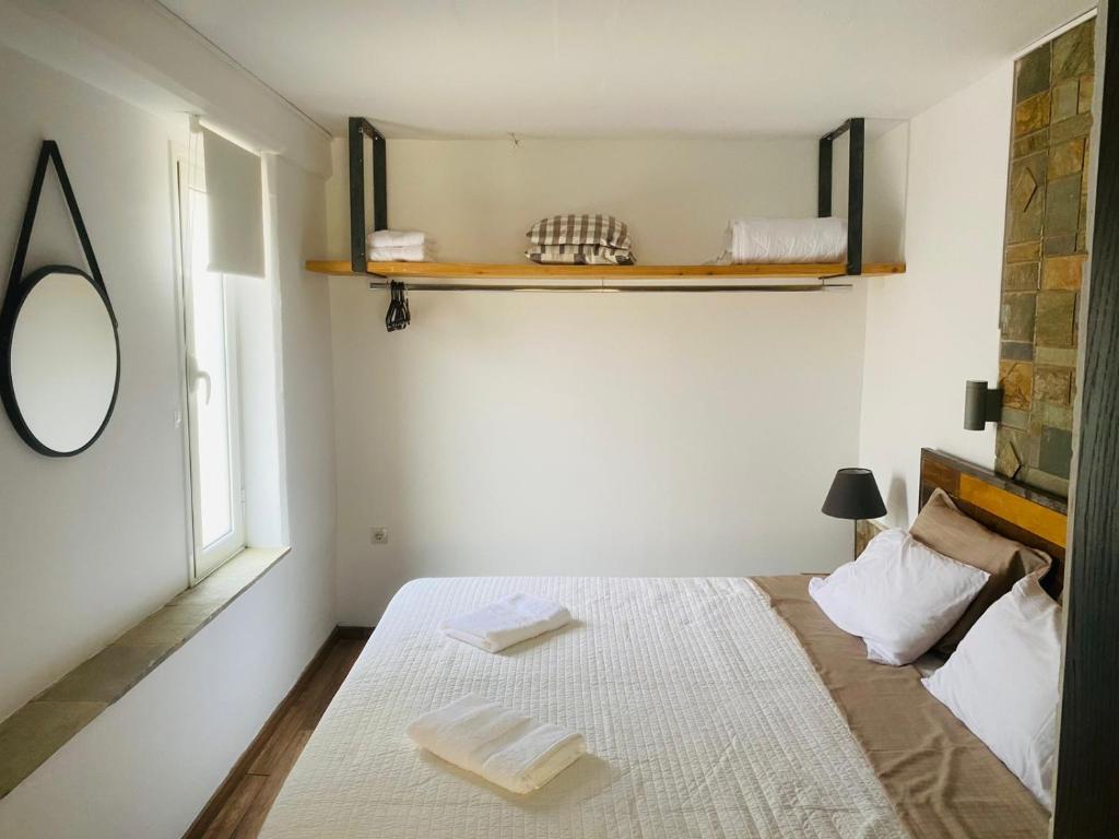 雅典Konstantine suite byArtistUnknown的一间卧室配有一张床,上面有两条毛巾