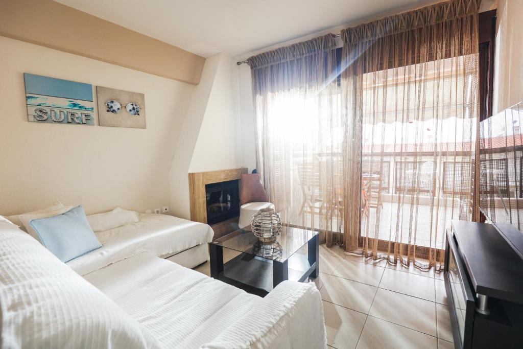 耶拉基尼Delmare Olive beach house II的客厅配有白色沙发和窗户