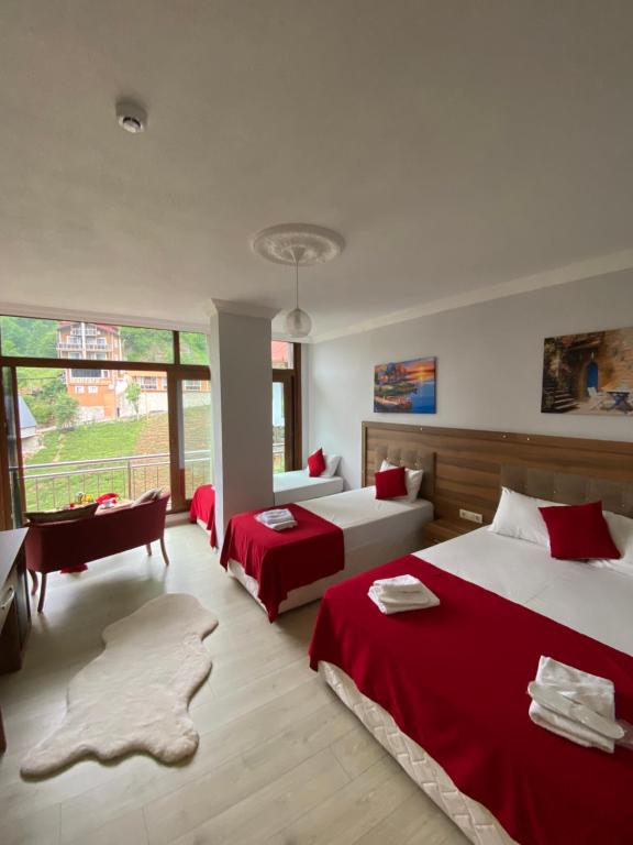贾马里海姆森Vadidekal Suite Hotel的一间卧室配有两张床、一张沙发和一张书桌