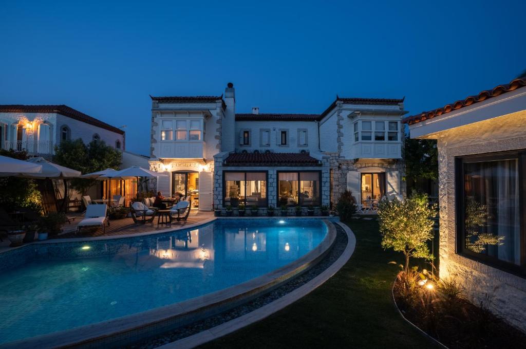 阿拉恰特塞迪利埃夫酒店的一座在晚上设有游泳池的大房子