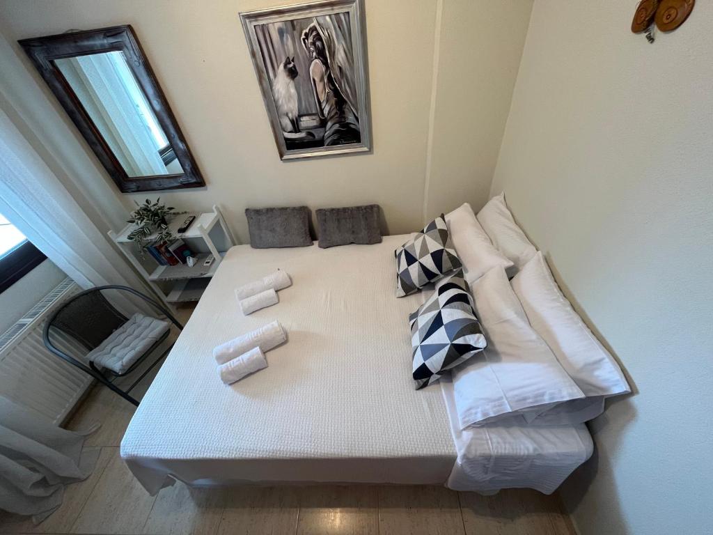 克里皮吉Appartment with view (Σπίτι με θέα)的客厅配有带枕头的白色沙发