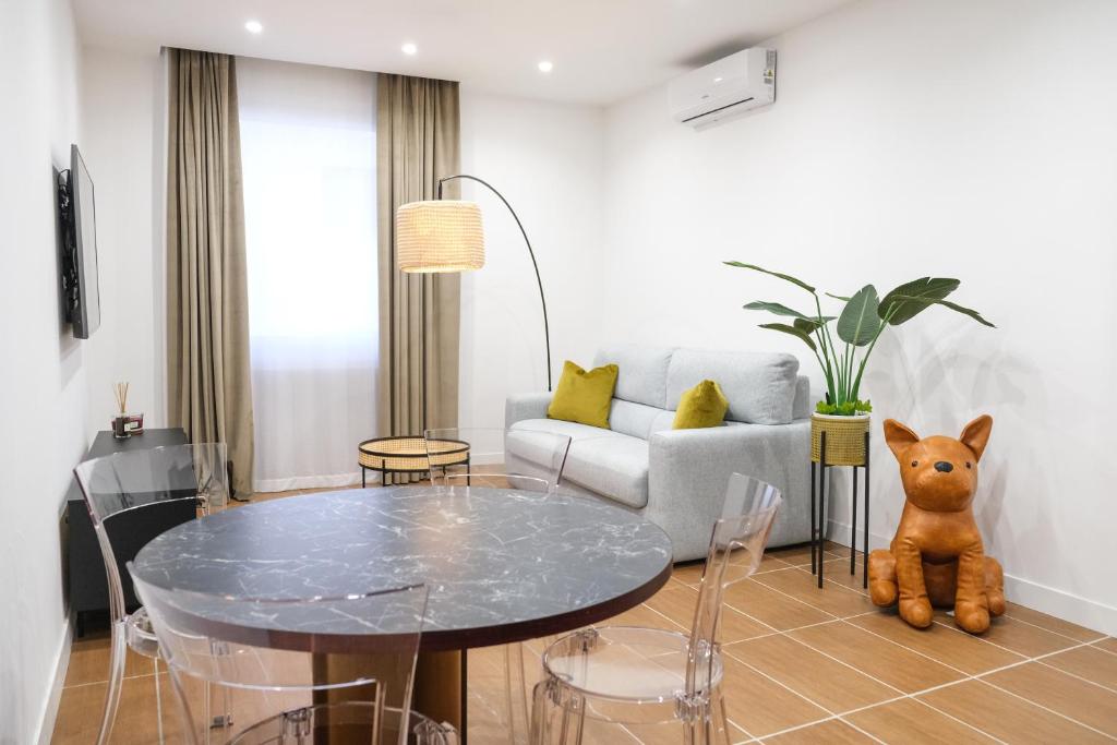 那不勒斯Aroma Apartment, Maschio Angioino-Porto Di Napoli的客厅配有桌子和沙发